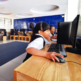 Estudiante de primaria usando computadora